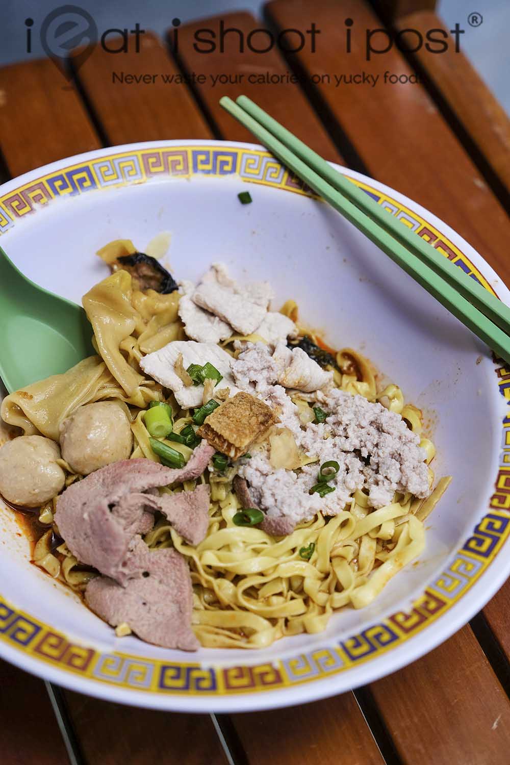 Hillstreet Tai Hwa Pork Noodles: Everybody Queue up! - ieatishootipost