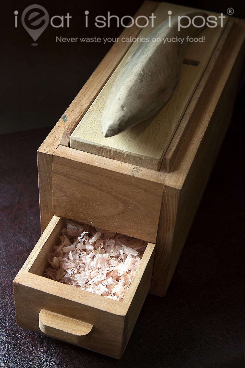 Katsuobushi Kezuriki (bonito block on shaver)